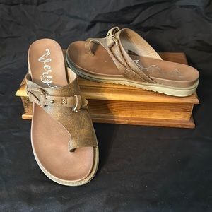 VeryG thing sandle. Worn leather look sandle size 9.